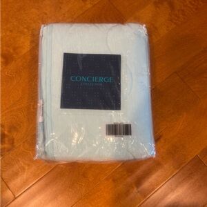 Cooling Blanket Queen Concierge Collection Clearwater Comforter Full Queen NWT